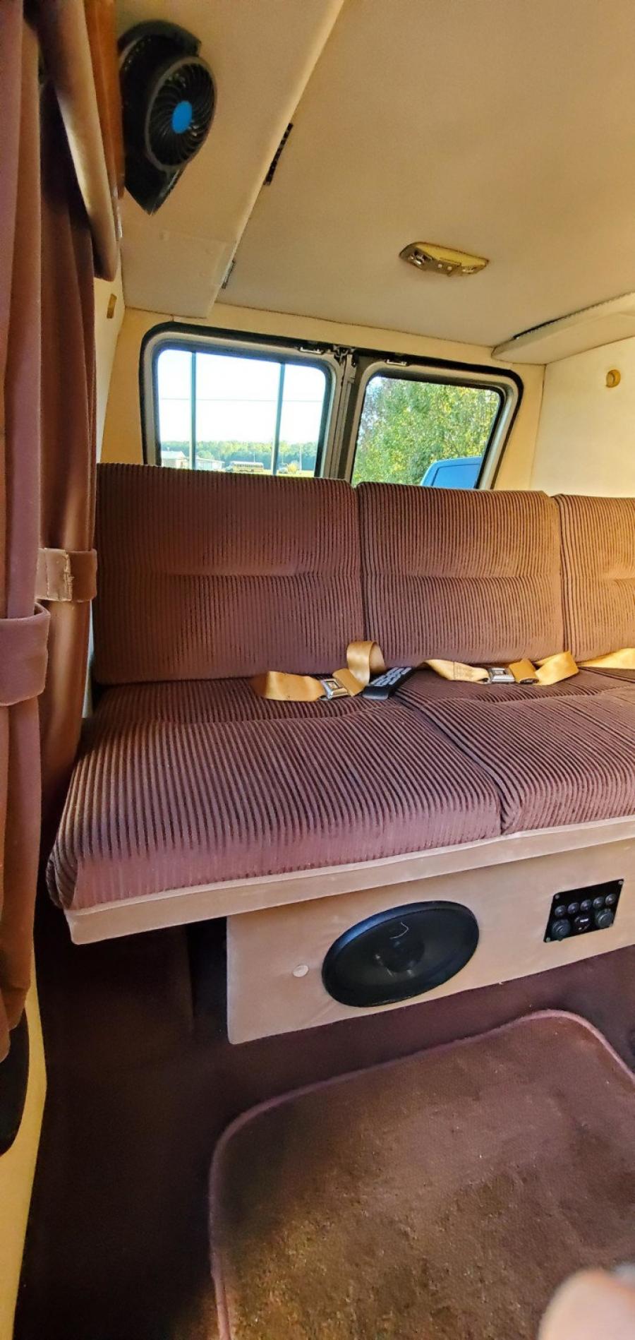 Интерьер Chevrolet G20 Conversion Van  (CG21305) 1988 года  (фото 192 из 257)